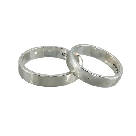 Ringar silver 925/1000 slät modell, Ø19 resp. 21¾ mm, bredd 5 mm, bruksmärken, gravyr Vikt: 10,9 g