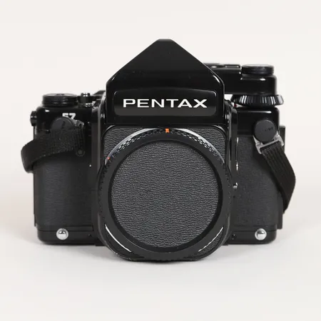 Kamerahus Pentax 67 med TTL-prisma, 1990-tal, serie-nr: 4200435, SMC Pentax 67 90mm F/2.8 objektiv serie-nr: 8726259, body cap, linsskydd, motljusskydd PH-SB 67mm, handgrepp i trä, axelrem, väska Tenba, ej funktionstestad, helhetsintrycket är gott.