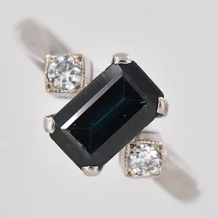 Ring med blå sten samt diamanter 2x ca 0,04ct stl:17 vitguld ,nagg blå sten 18K Vikt: 3,2 g