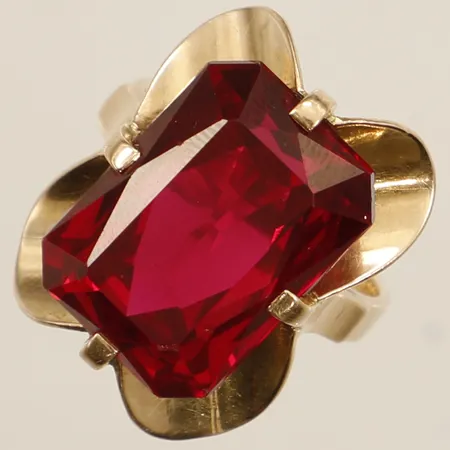 Ring med syntetisk rubin stl:17¾ bredd 23,3mm nagg på sten, 14K  Vikt: 10 g