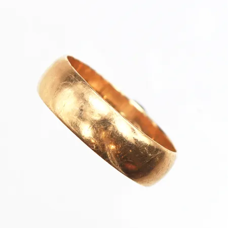 Ring slät, stl ca 21 mm, bredd ca 6,6 mm, gravyr, 18K Vikt: 6,3 g