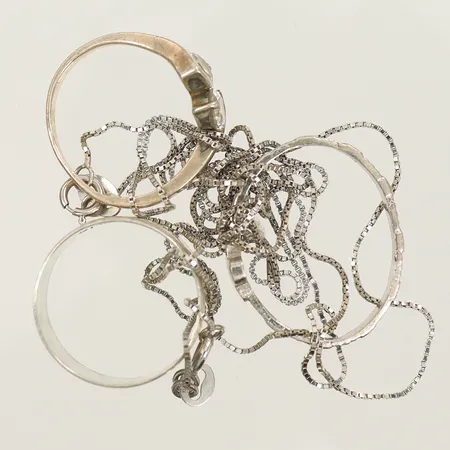 3 ringar varav en med 2 vita stenar, 2 halskedjor, trasiga/ojämna/gravyr, silver 925/1000-delar 8g totalt