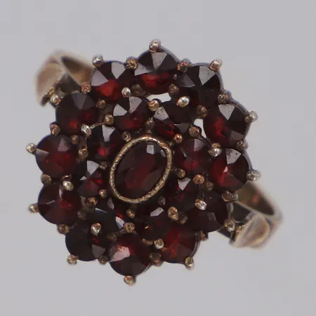 Ring med granater, stl:17½ bredd 16mm, sliten förgyllning, 830/1000 silver Vikt: 3,8 g