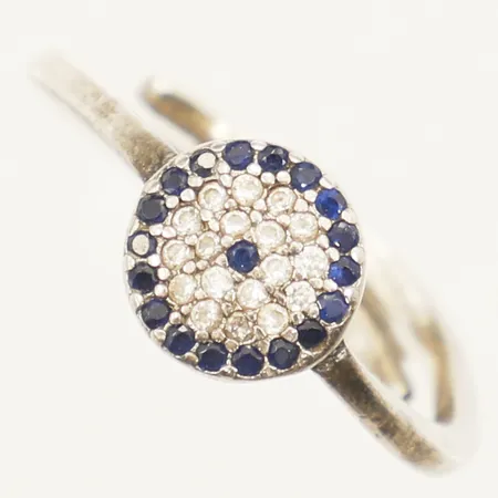 Ring med blå samt vita stenar stl:15 reglerbar storlek bredd 7,4mm skev silver 925/1000 Vikt: 1,5 g