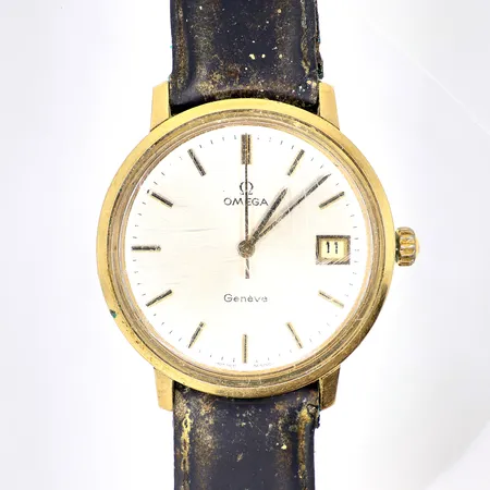 Herrur Omega Geneve Ø35mm Guld på stål, manuell, läderband slitet, repigt plexiglas, trög krona, fungerar, personlig gravyr.