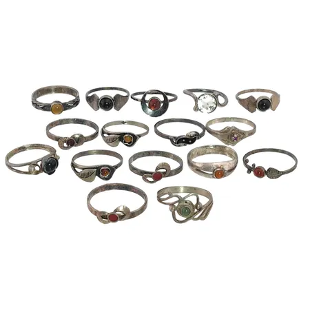 Ringar silver 16 stycken flerfärgade stenar/dekor, stl:17-19,5 mm, varierande bredd Vikt: 28,1 g