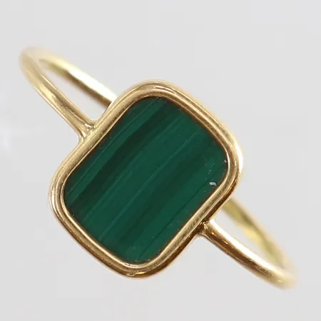 Ring med grön sten stl:18 bredd 1-11mm GHA 18K. Vikt: 1,7 g