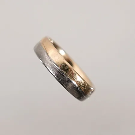 Ring i vit och röd guld med diamanter 0,09ctv stl: 16¼ bredd: 4.9mm 18k 5,3g (med gravyr)
