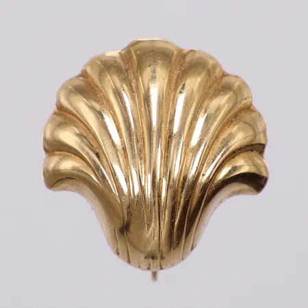 Ett udda örhänge havssnäcka längd: ca 1,6cm bredd: ca 7-16mm JP år 1947 svensk kontroll stämpel 18K Vikt: 1,8 g