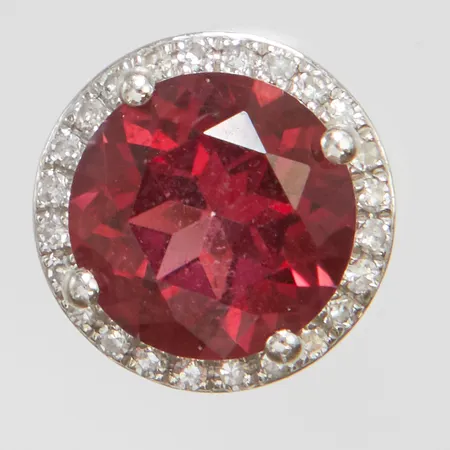 Hänge med en färgbehandlad turmalin Øca.8mm samt diamanter 24 x ca.0,005ct, 8/8-slipade, Ø10,2mm, GHA, turmalinen är färglös men har behandlats på ytan för att få en röd färg, mindre repor på undersidan där färg försvunnit, 18K Vikt: 1,5 g