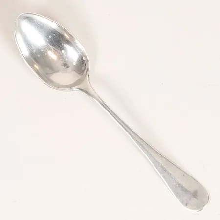 En kaffesked modell Slät med ryggås, tillverkade av Axel Bergman, Stockholm 1906, längd 143mm, monogramgravyr "W" graverad på undersida, silver 830/1000 Vikt: 25 g