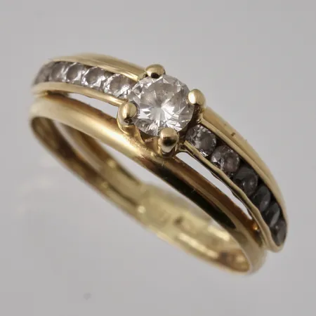 Ring stl:16 bredd 2,4-5,5mm 13st vita stenar Guldfynd, 18K, 1,23g.