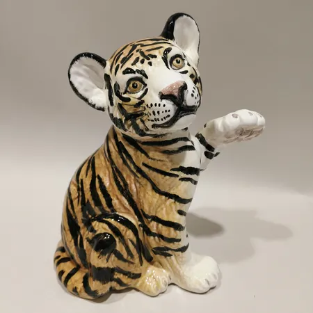 Figurin Tiger höjd 29cm bredd 24cm otydlig signatur Skickas med postpaket.