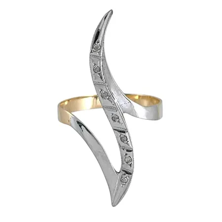 Diamantring i 14K guld tvåfärgad modell, Diamanter 7 x 0,005ct, stl:19¼ mm, bredd 3-36 mm Vikt: 2,6 g