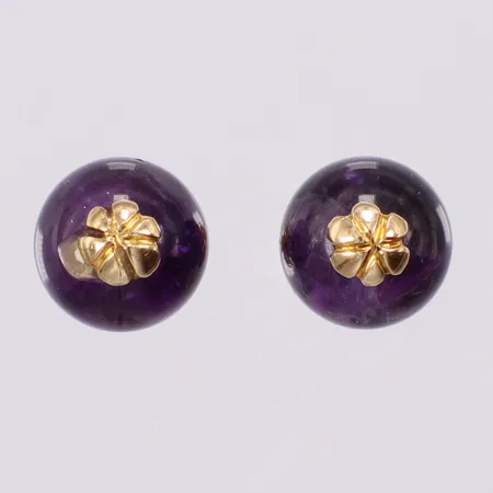 Ett par örhängen med lila stenar Ø ca 8mm 14K Vikt: 2,6 g