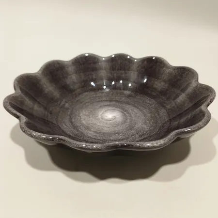 Ostronskåls i färgen plommon Mateus Oyster-kollektion bredd 18 x 16 cm höjd 5 cm, handmålade Portugal 