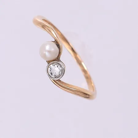 Ring med odlad pärla och diamant ca0,10ct, stl:16½ bredd 1,3-4,7mm. 18K  Vikt: 1,7 g