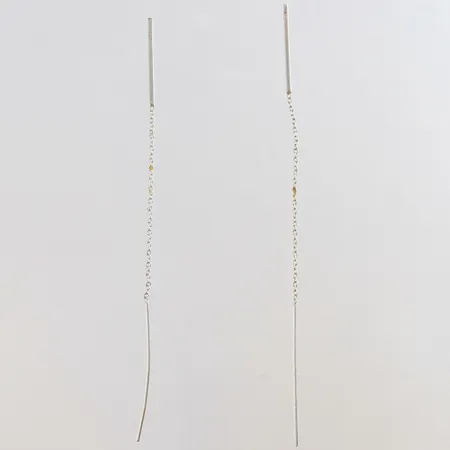 Ett par örhängen 103x1,2mm skevt stift Silver 925/1000. Vikt: 1,2 g