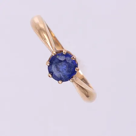 Ring med sten, stl:16½ bredd 1,7-5,9mm. 18K  Vikt: 2,1 g
