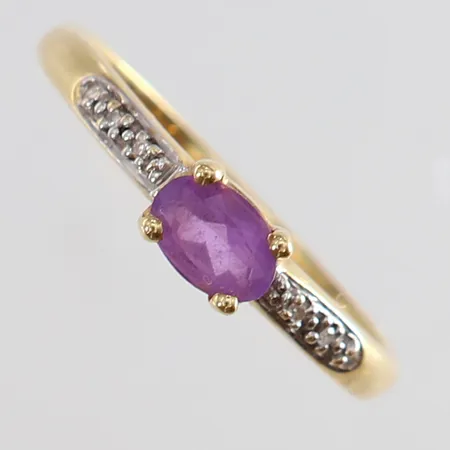 Ring med ametist samt 8/8-slipade diamanter 4 x 0,005ct stl:18 bredd 1,8-42mm GHA tvåfärgat 18K. Vikt: 2,6 g