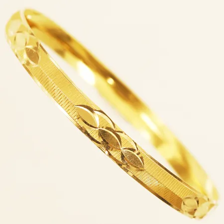 Armring med mönsterdekor Ø66mm, bredd 6,8mm innermått ca 21cm 21K Vikt: 13,6 g