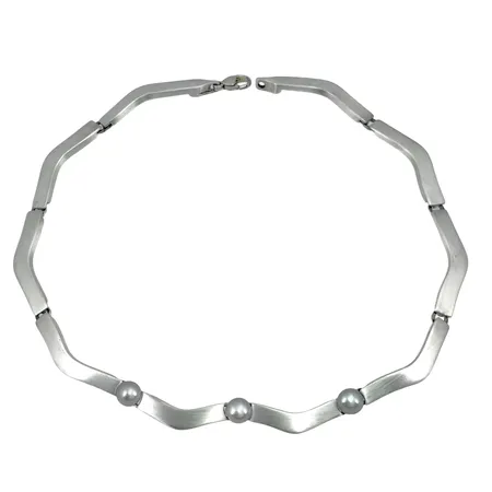 Collier silver 925/1000 odlade sötvattenspärlor Ø8,5 mm, halvstel modell, borstad yta, längd 41,5 cm, bredd 8,5 mm, oidentifierad tillverkarstämpel MP alt. MR, pärlor utan anmärkning Vikt: 44,5 g
