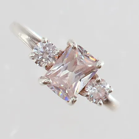 Ring med stenar stl:15¾ bredd 1,8mm något skev Silver 925/1000. Vikt: 2,4 g