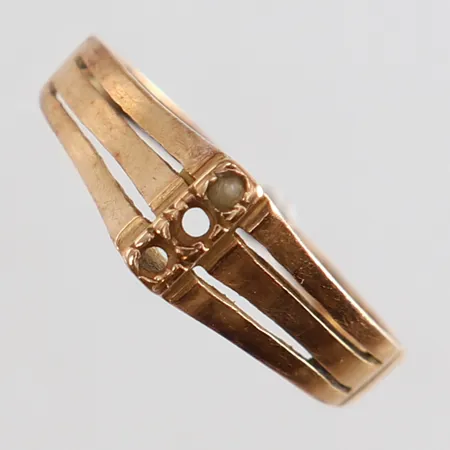 Ring med stenar stl:18 bredd 1,5-6,5mm skev stenar saknas 14K. Vikt: 1,9 g