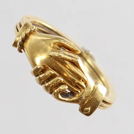 Ring handskak stl:15¾ bredd 1,7-7,5mm 18K. Vikt: 3,3 g