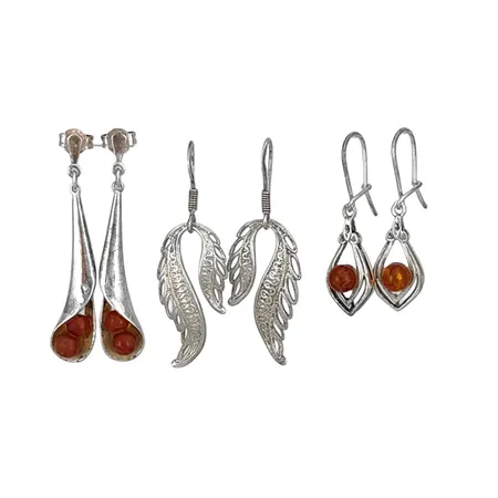 Örhängen i silver, tre par, Bärnsten och orangea stenar, storlek 9x33 / 14x42 / 8x42 mm, orangea stenar med defekter Vikt: 9,4 g