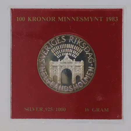 Minnesmynt Helgeandsholmen 1983 100kr, Ø32mm, repigt plastetui, silver 925/1000 Vikt: 16 g