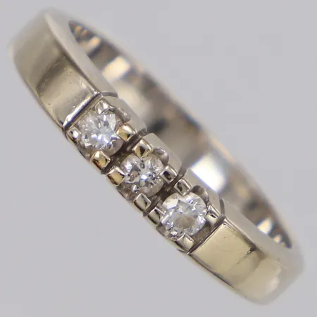 Ring med diamanter 3x ca 0,06ct stl:17½, bredd 3,8mm, vitguld, 14K Vikt: 4,2 g