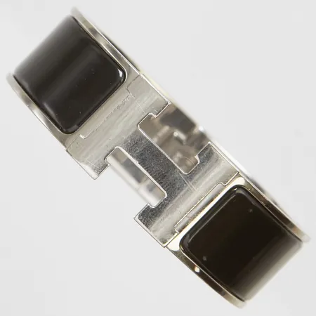 Armband Hermès Clic Clac, metall med svart emalj, innermått 60,5x49mm, yttermått 66x57mm, bredd 19,5mm, kvitto från Hamngatan Stockholm daterat år 2015, repor, slitage, pouch samt box medföljer