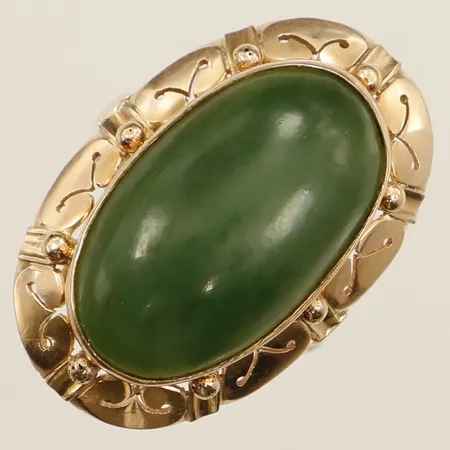 Ring med grön sten troligen nefrit, stl:18¾ bredd 30,8mm, 14K  Vikt: 8,2 g
