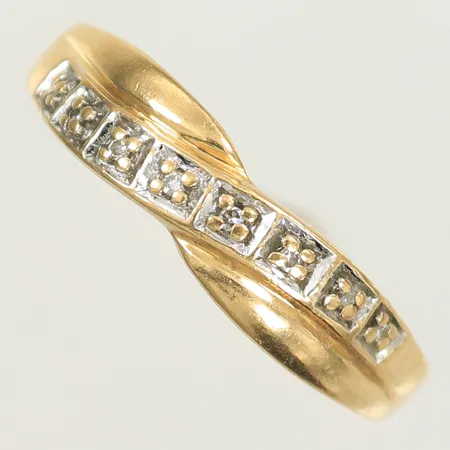 Ring med 8 diamanter ca 0,005ct/st, stl 19 bredd 2-5mm, 18K 2,7g 