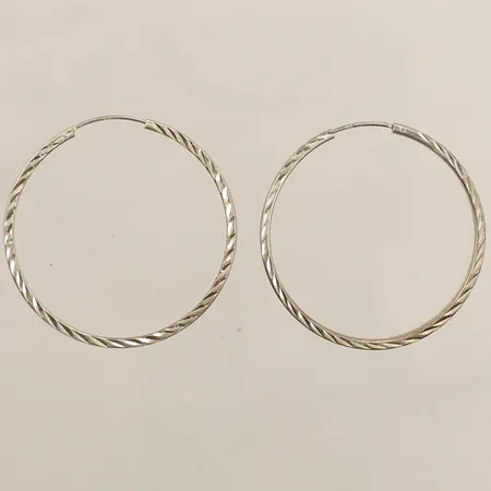 Ett par örhängen med mönsterdekor Ø40,5mm bredd 2,2mm silver 925/1000 Vikt: 3,5 g
