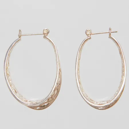 Örhängen med genombruten dekor längd 3cm, bredd 4-13,5mm, böjda, skevheter, silver 925/1000 Vikt: 6,8 g