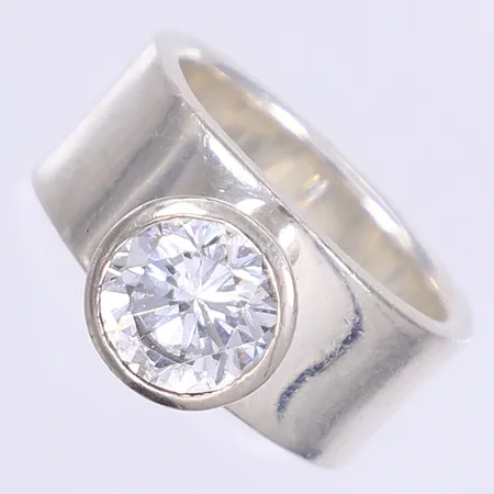 Ring med vit sten stl:19¼ bredd 10mm, tillv. Guldfynd, silver 925/1000 Vikt: 15,2 g