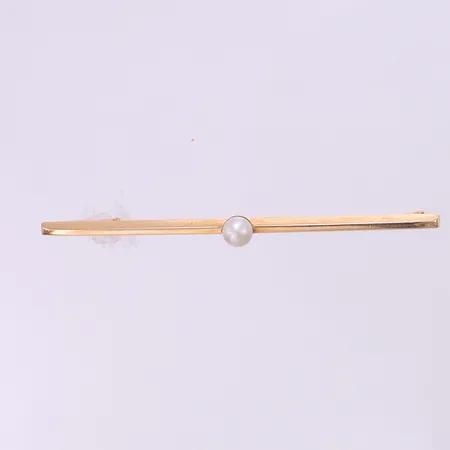 Brosch med odlad pärla, höjd 3,8mm bredd 50mm, något skev nål, Guldvaruaktiebolaget G. Dahlgren & Co Ab, Malmö 1923, 18K. Vikt: 1,8 g