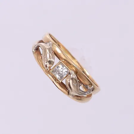 Ring med delfiner och kubisk zirkonia, stl:15½ bredd 2,8-5,9mm, skev, GFAB. 18K  Vikt: 1 g