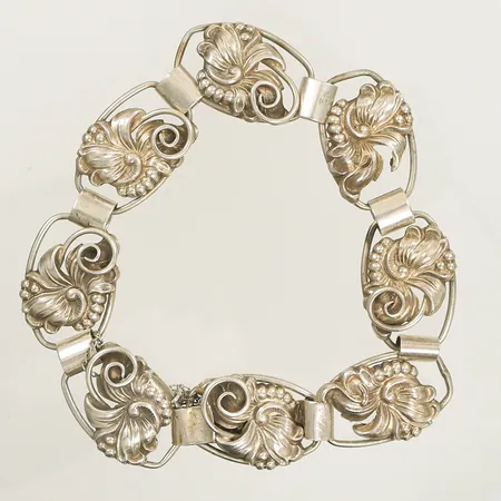 Armband, stämplad GK (G-Kaplan i Stockholm) B9=1952, med säkerhetskeja (defekt lås, saknas delar) 925/1000- Sliver, 17,8g 