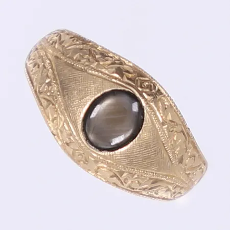 Ring med grå sten stl:14¾ bredd 3-9mm 14K Vikt: 2,8 g