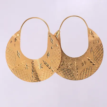 Örhängen delvis matterade, längd 55,8mm bredd 0,2mm, buckliga, skeva, 21K  Vikt: 8,1 g