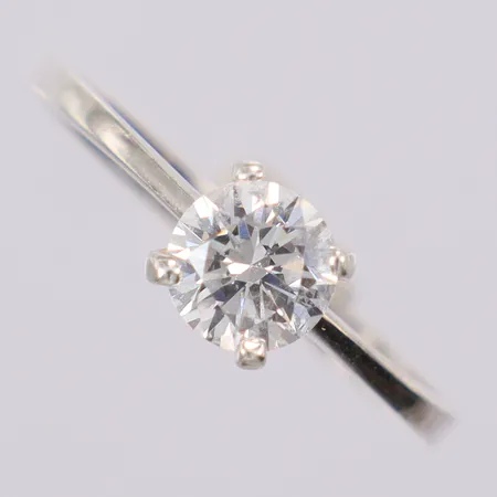 Ring med vit sten stl: ca 17¾ bredd: ca 2-6mm GHA 925/1000 silver Vikt: 1,6 g