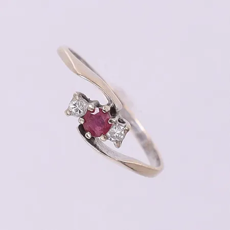 Ring med rubin och diamanter 2xca0,03ct, stl:16¼ bredd1,3-5,2mm, vitguld. 18K Vikt: 1,5 g
