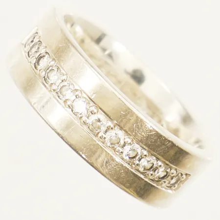 Ring med cubic zirconia stl:17½ bredd 7,1mm gravyr Schalins silver 935/1000 Vikt: 7,4 g