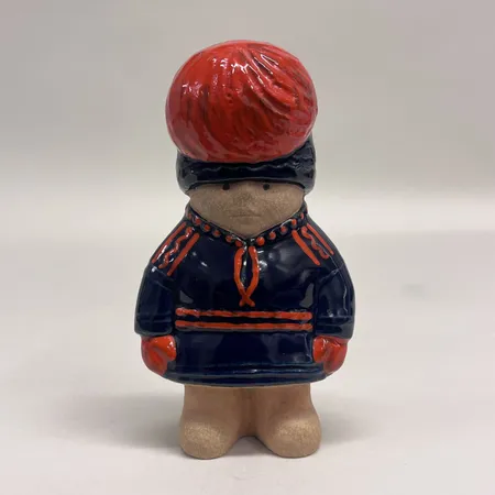 Figurin Nils Lisa Larson Rörstrand, ur serien All Världens Barn, same, höjd 13,5cm, delvis glaserat stengods, otydlig stämpel, ojämnheter i glasyren