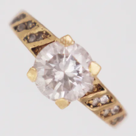 Ring vita stenar stl:17½, bredd 2-7,6mm, ojämn skena, 18K Vikt: 2,8 g