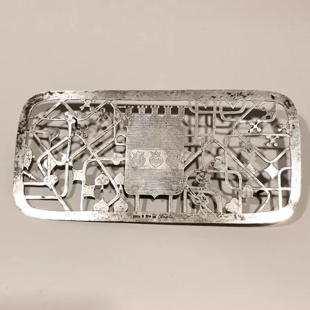 Värmegaller 17,9x8,4mm tillverkad av Smyckeboden Olle Torrestad år 1960 defekt saknar en fot silver 830/1000 Vikt: 89,7 g