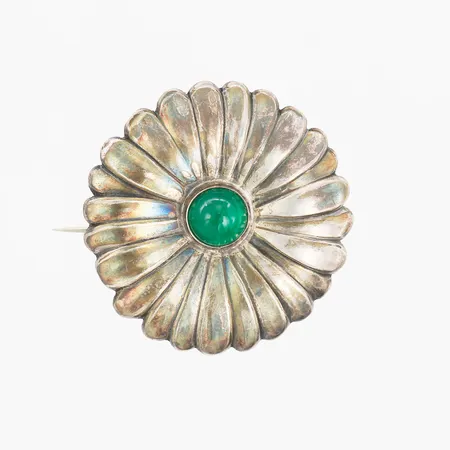Brosch i form av en blomma med cabochonslipad färgad kalcedon, Ø 38mm, silver 830/1000 Vikt: 5,5 g